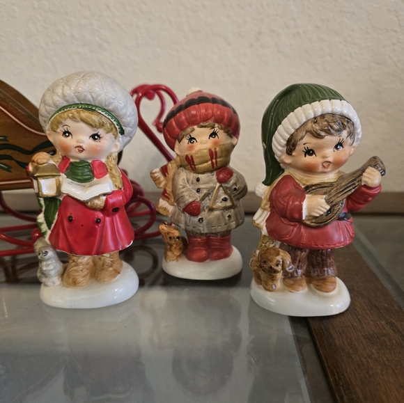Vintage 1950's Napcoware Christmas caroling trio with hand painted sleigh. - Picture 2 of 15